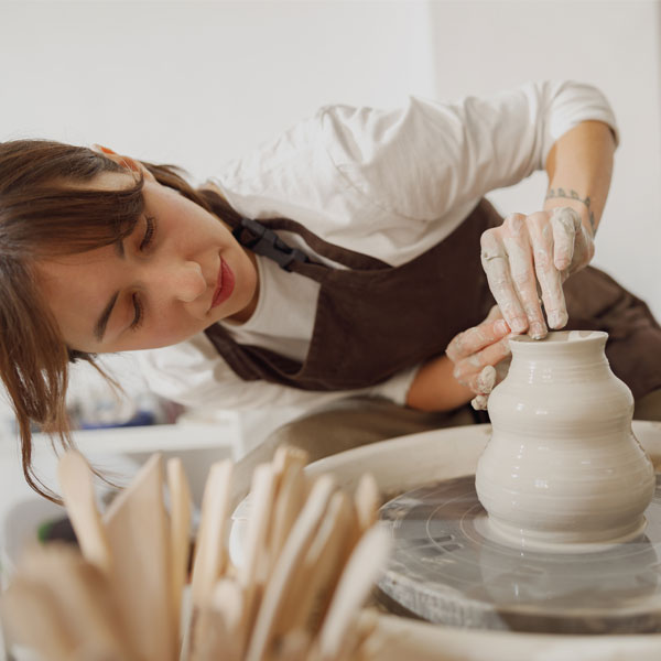 arts.jpg Une jeune femme fais de la poterie