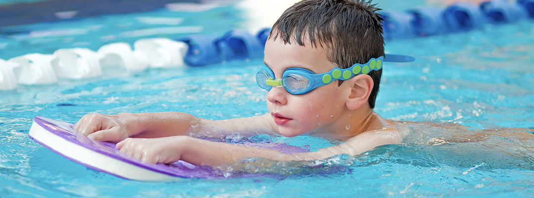 Garçon natation