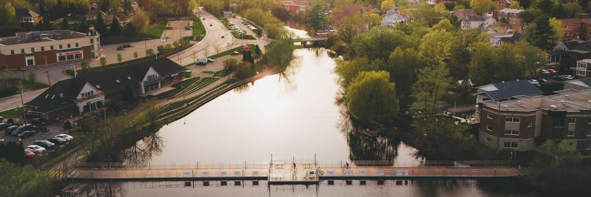 Pont flottant du lac Boivin, à Granby