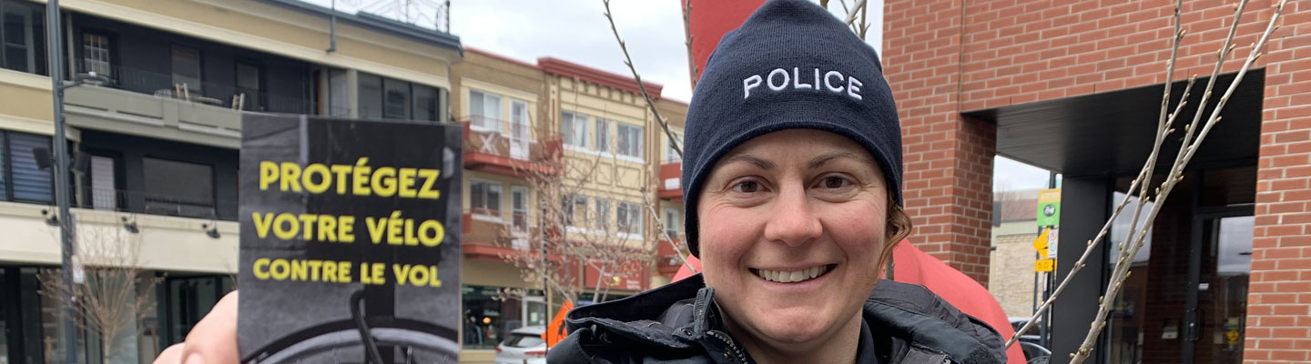 Catherine St-Jean, policière au Service de police, fait la promo de Garage 529