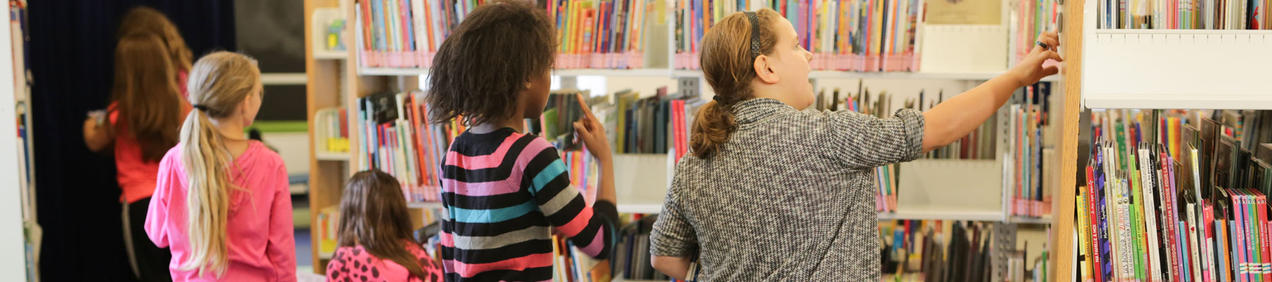 Des jeunes qui cherchent des livres