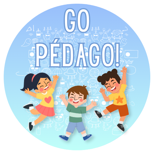 go-pedago-illustration.png Illustration colorée de trois enfants dessinés qui sautent devant un fond bleu avec le texte -GO PÉDAGO!