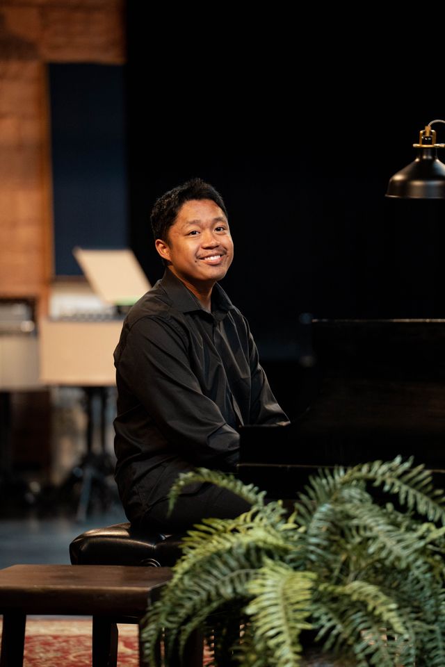 nathan-loignon-classique.jpeg Nathan Loignon assise au piano sur une scène.