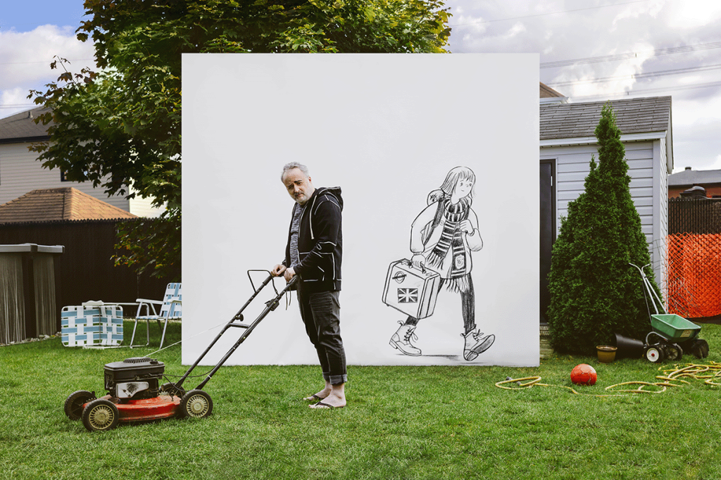 paul-a-la-maison.png Personne poussant une tondeuse sur une pelouse devant un grand panneau blanc où est dessinée une silhouette de personnage portant un sac.