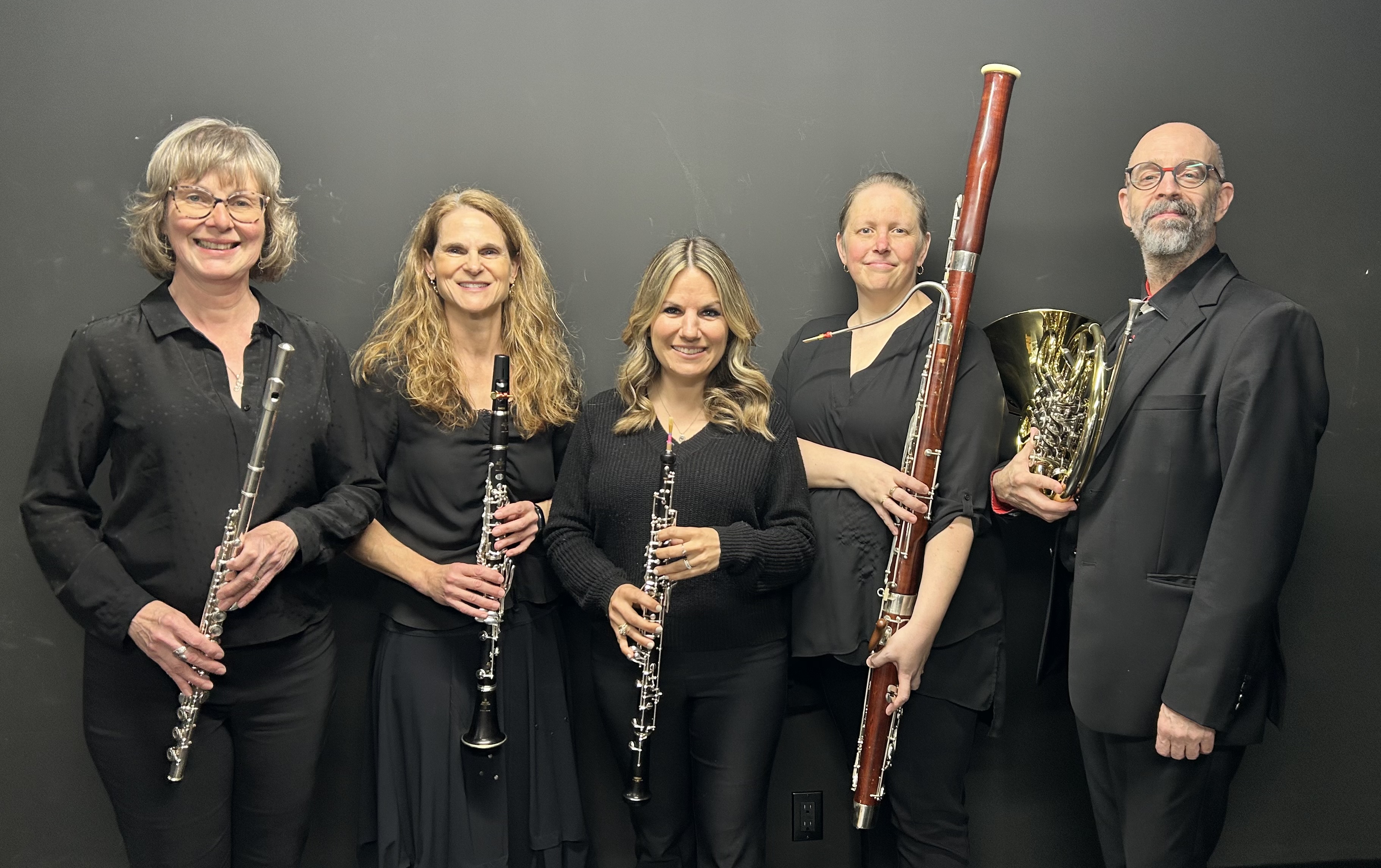 quintessence-quintette-vent.jpeg Cinq membres d’un ensemble à vent, chacun tenant un instrument : flûte traversière, clarinette, hautbois, basson et cor.