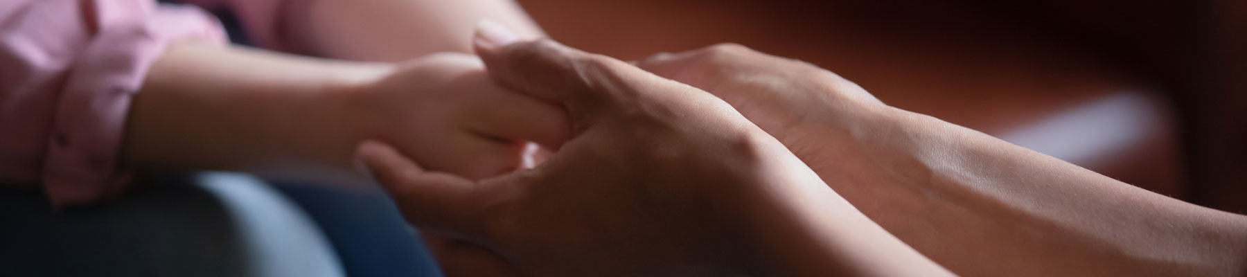 Personnes se tenant les mains