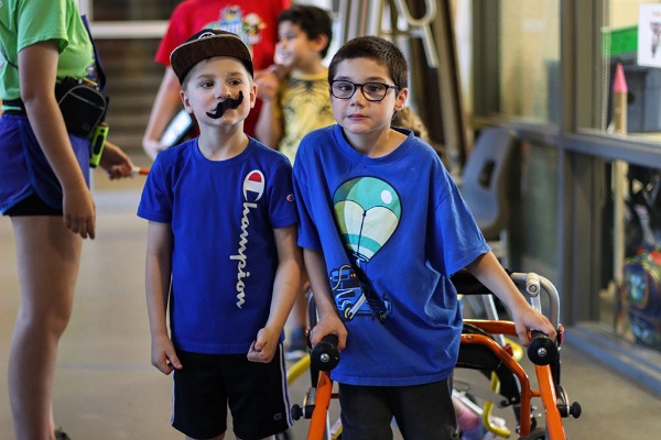 Deux jeunes enfants dans un camps de jour