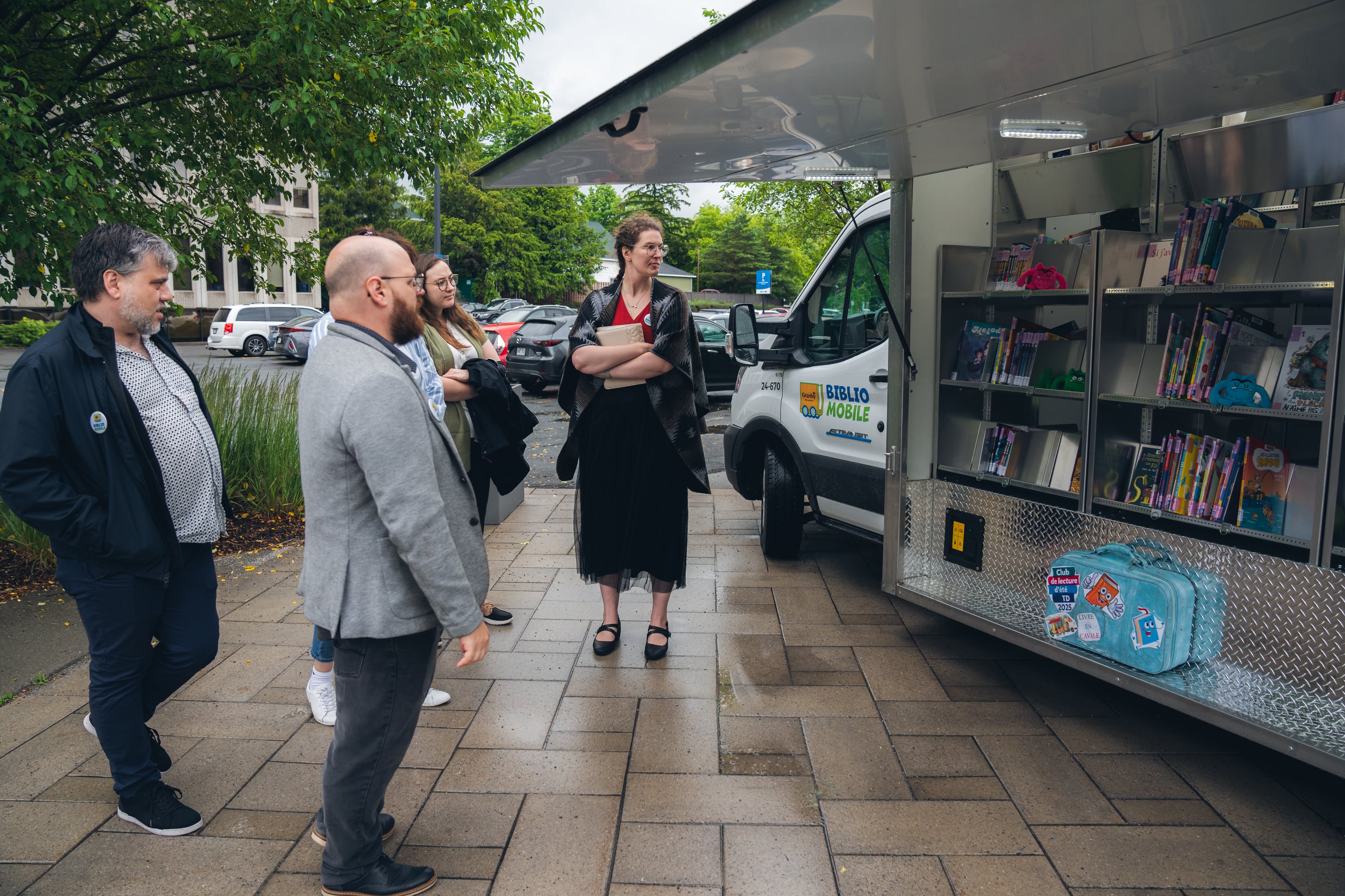 Personne debout derrière un lutrin bleu, lors du lancement d’une bibliothèque mobile 100 % électrique à Granby.