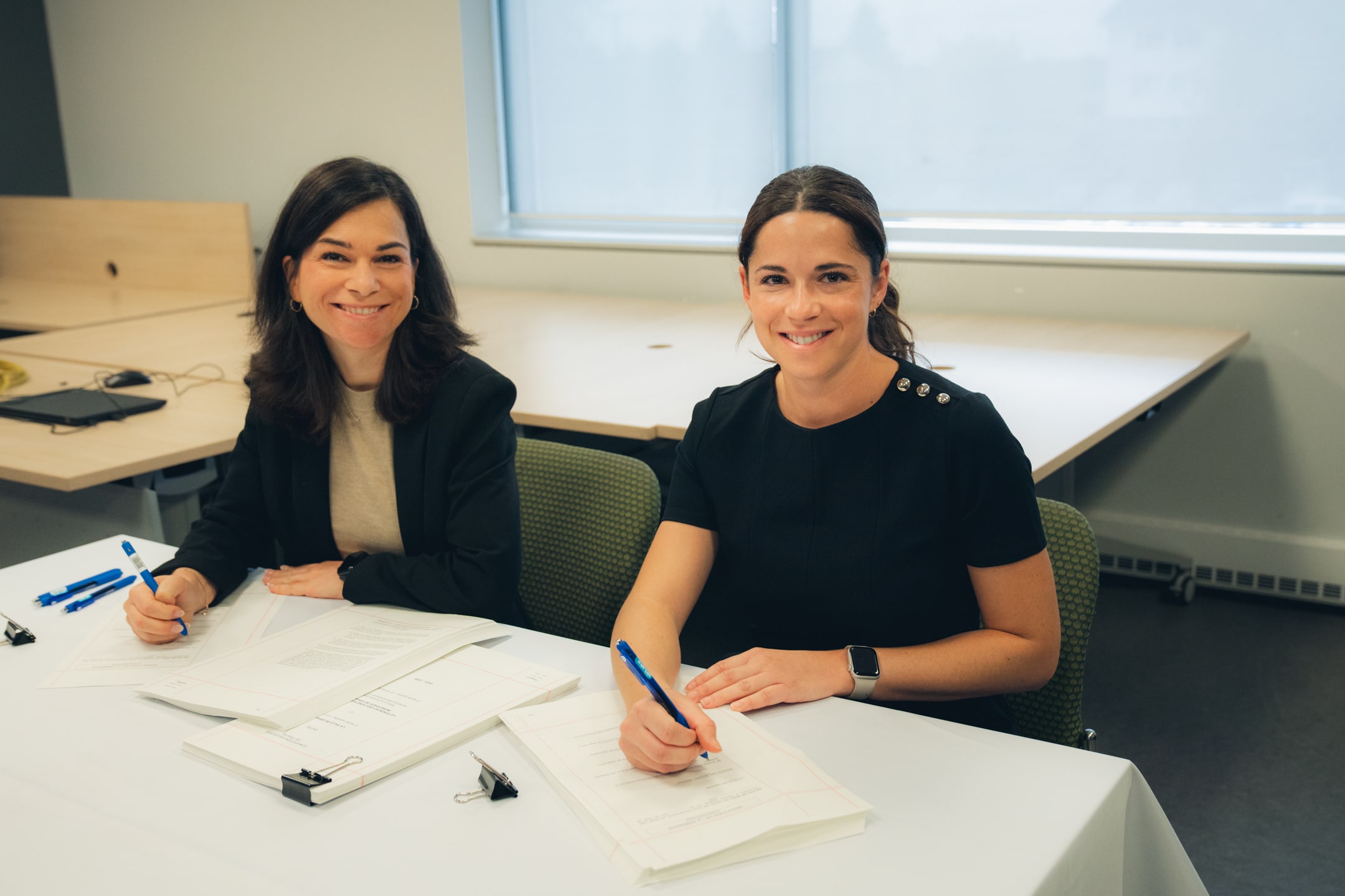 Julie Bourdon mairesse de Granby assises à une table signant des documents.