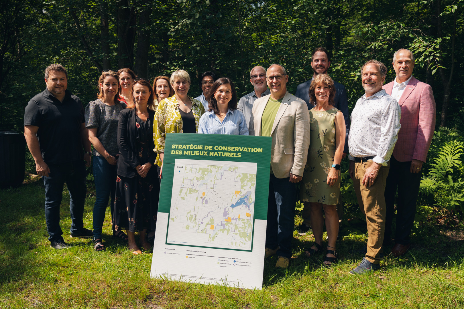 Groupe de personnes debout, lors de la présentation de la Stratégie pour un avenir vert et durable.
