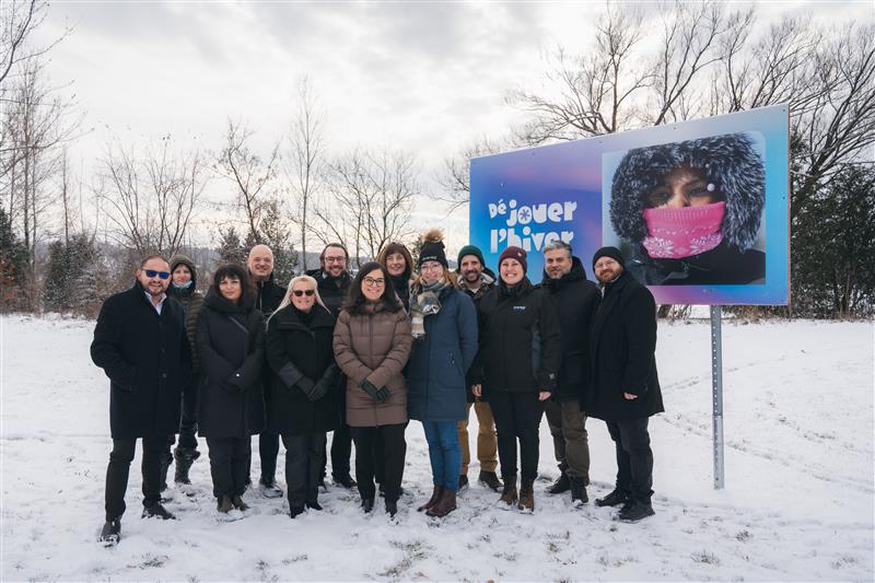 Groupe de gens devant l'affiche Déjouer l'hiver
