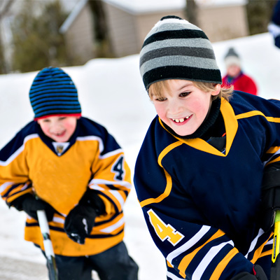 Des enfants jouent au hockey