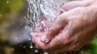 Homme qui se lave les mains
