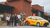 De gauche à droite : Isabelle Plante, coordonnatrice clinique Auberge sous mon toit, Emilie Janvier, coordonnatrice Fondation Louis-Philippe Janvier, Marilou Meunier, gérante restaurant St-Hubert de Granby, Marc Farand, agent à la prévention et aux relations communautaires, Service de police de Granby, Varadan Corvione, chef de service de la maternité, néonatalogie et pédiatrie Fondation CHG