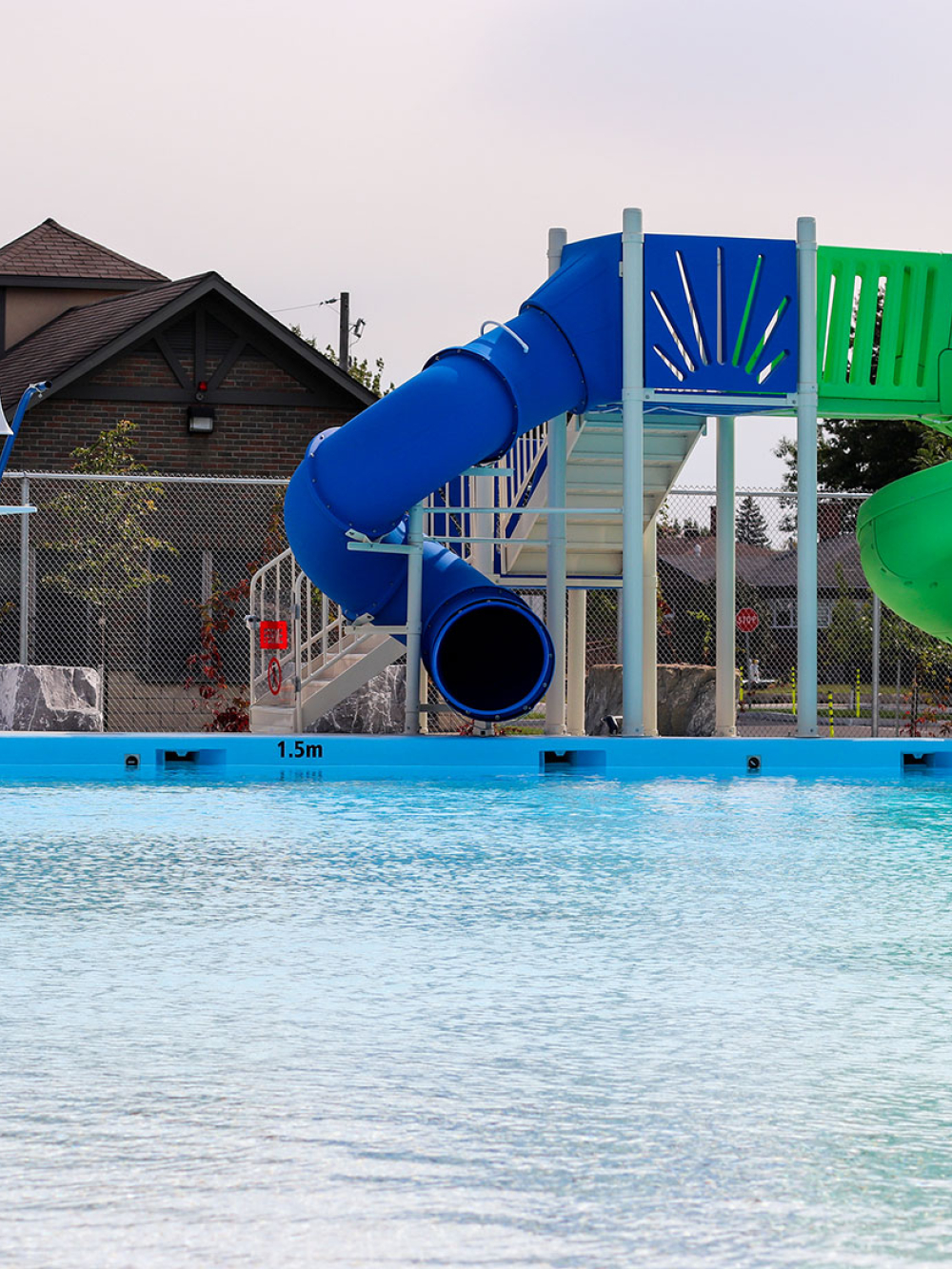 Piscine extérieure du Centre aquatique Desjardins de Granby