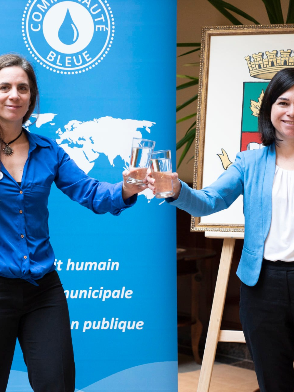 Mme Rébecca Pétrin, directrice générale de l'organisme Eau Secours, a procédé à la remise de la certification à la Ville le 17 décembre 2021, en présence de la mairesse Mme Julie Bourdon.