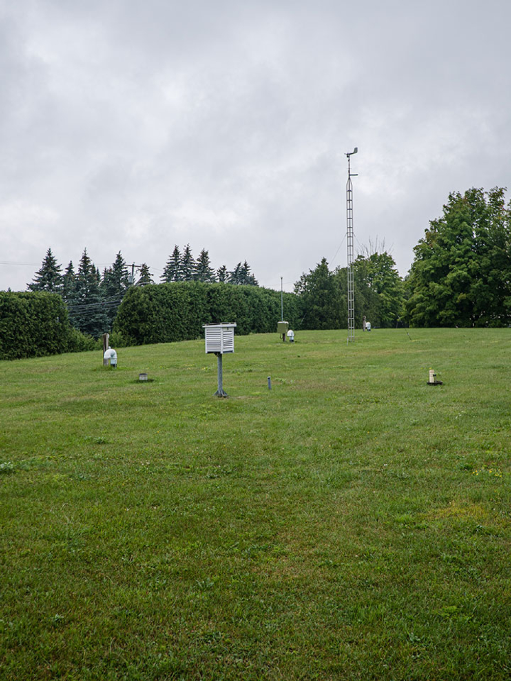 Terrain extérieur avec instruments météorologiques installés sur une pelouse.