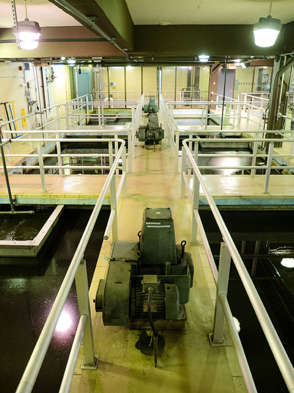 Génératrice industrielle turquoise installée dans une salle technique.
