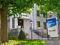 Hôtel de ville de Granby à l'été